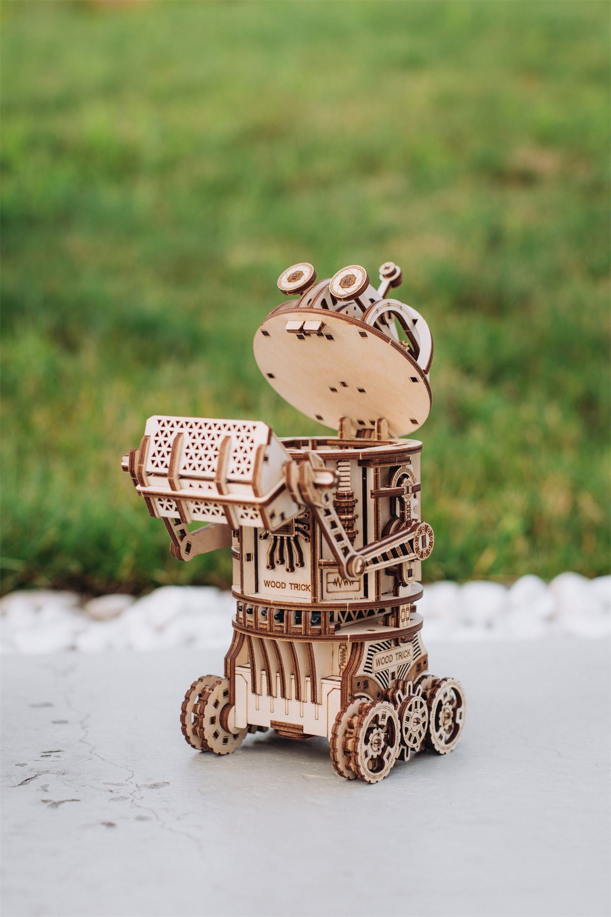 WOOD TRICK Space junk robot (mechanical)