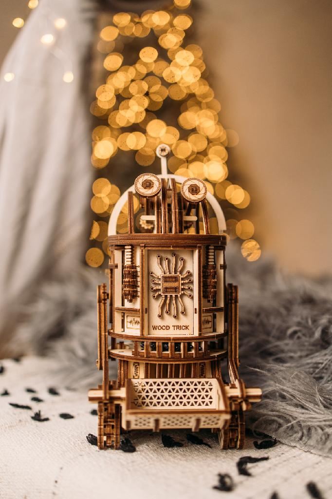 WOOD TRICK Space junk robot (mechanical)