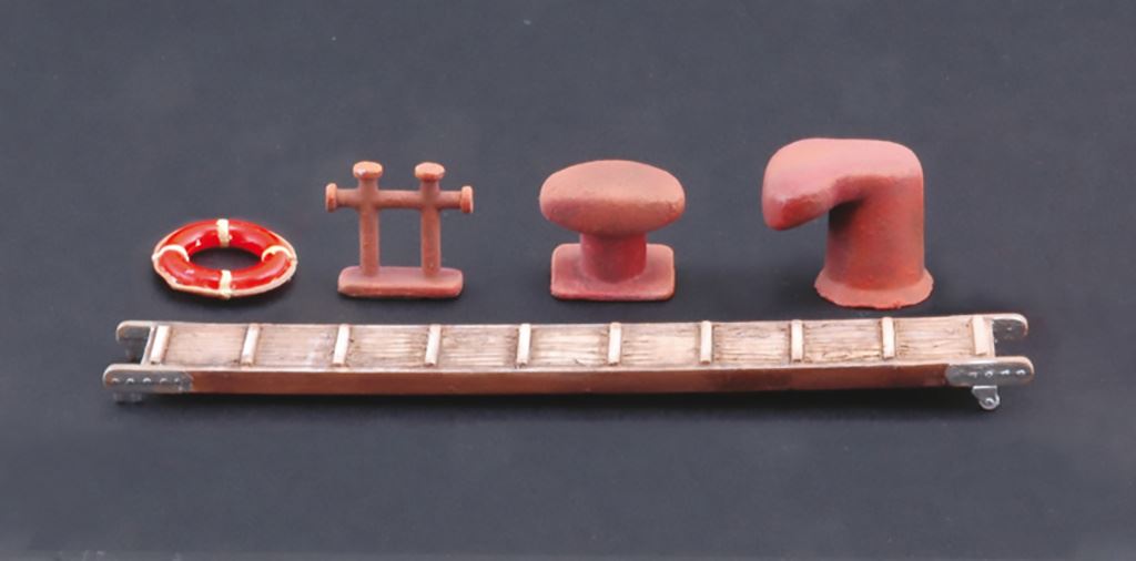 Italeri M.A.S. 568 4a Serie with crew