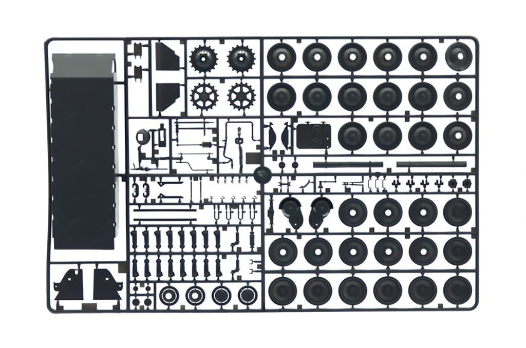 Italeri Jagdpanther with winter crew RR