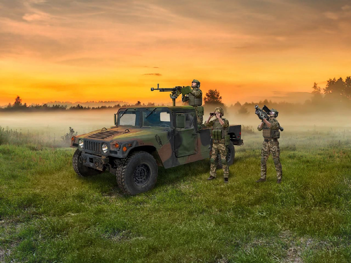 Icm 'Drone Hunters’ Humvee M1097A2 Cargo Carrier, Dshkm & Crew Figures)