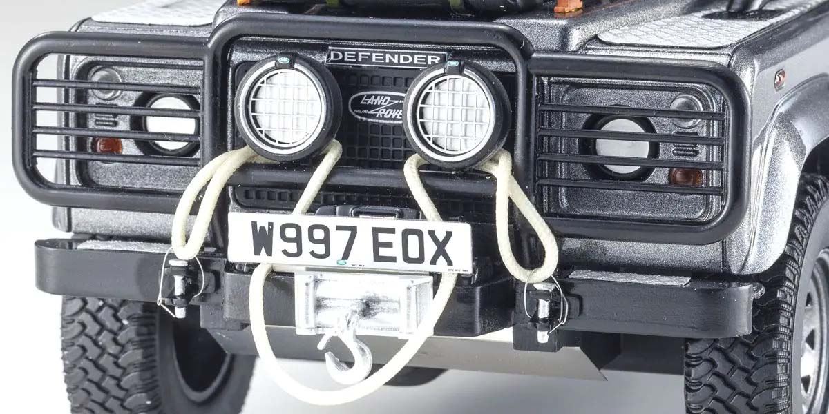 Kyosho 1:18 Resin Land Rover Defender 2001 Tomb Raider Edition