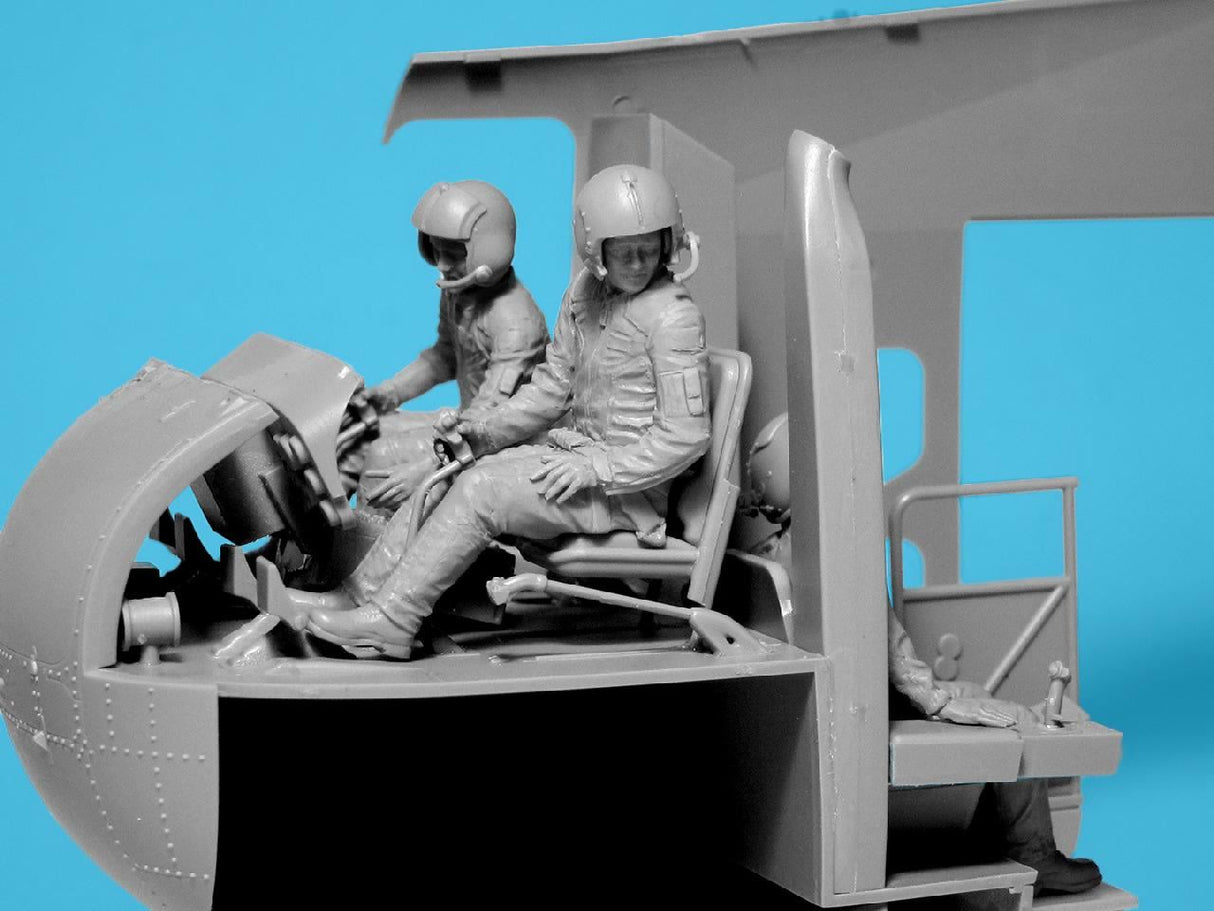Icm S-64 Helicopter Crew (3 Figures)