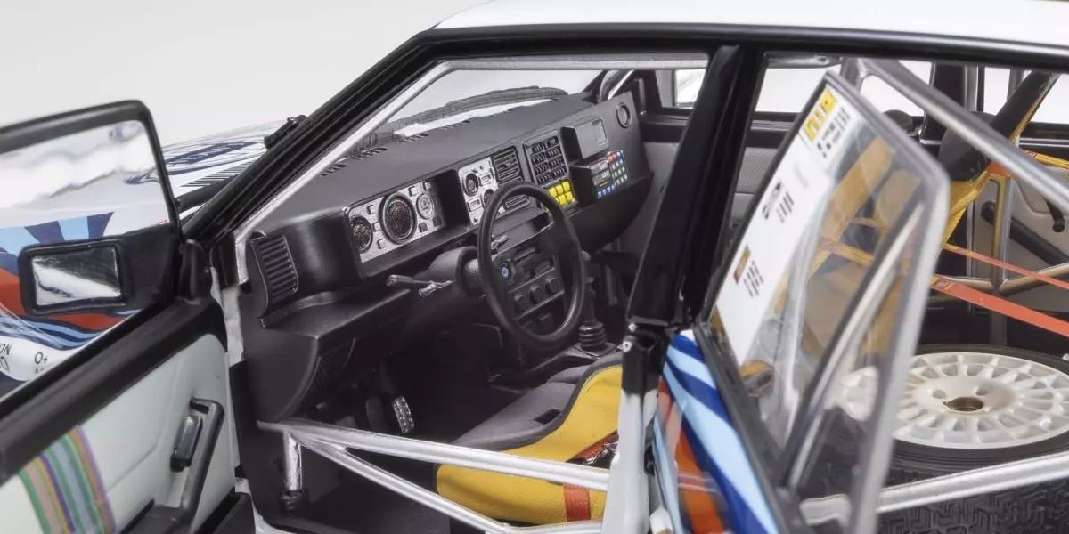 Kyosho 1:18 Lancia Delta Hf Integrale (8V) Olympus 1988 Martini Nr.1