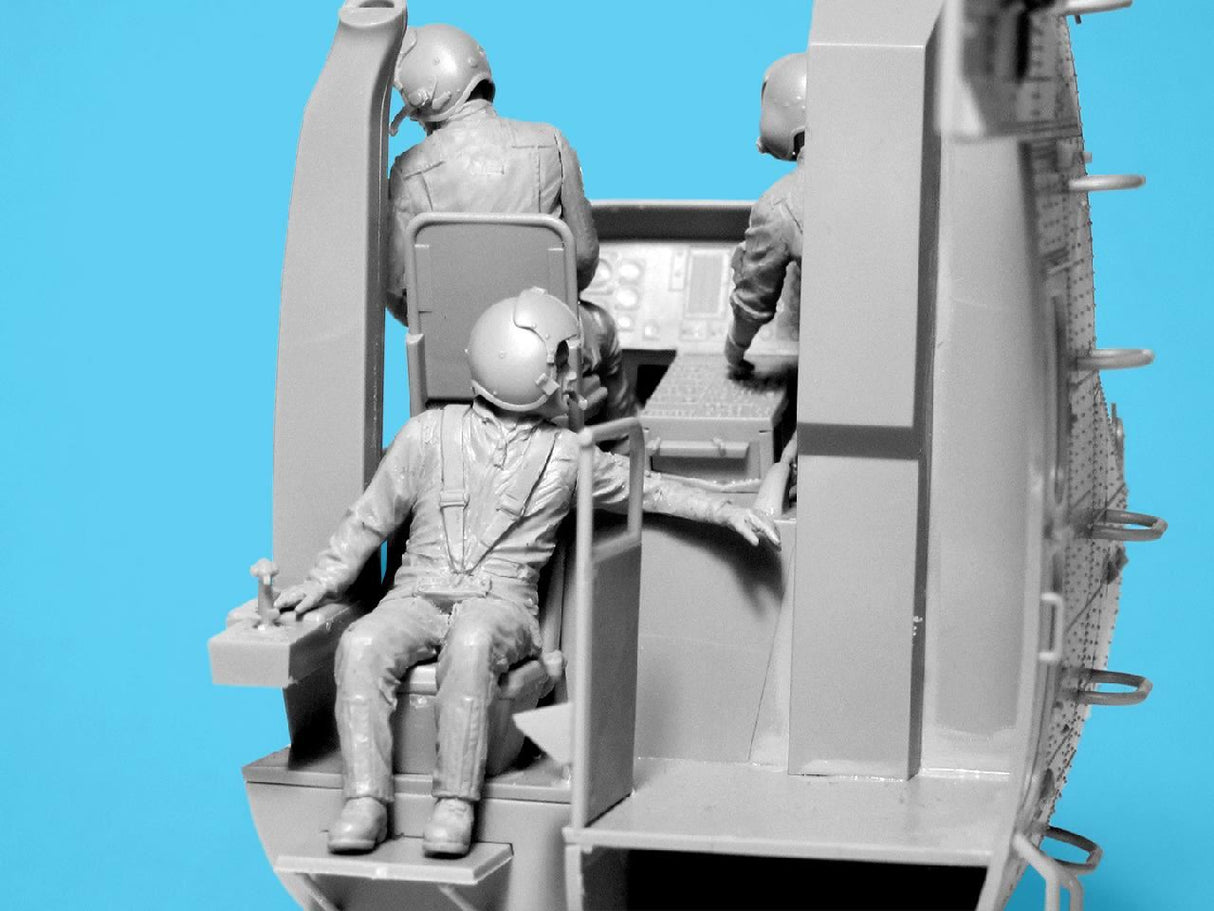 Icm S-64 Helicopter Crew (3 Figures)