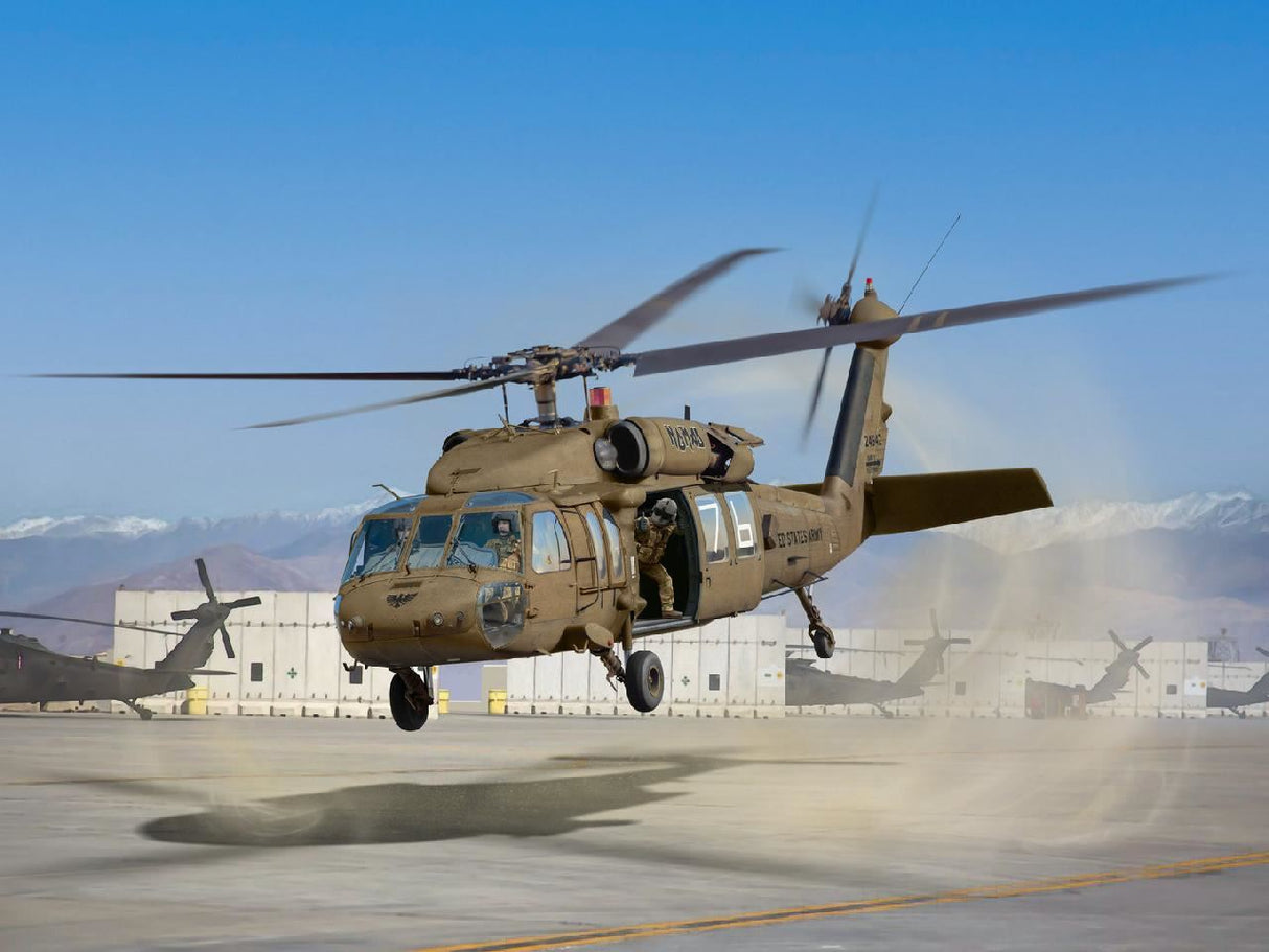 Icm Uh-60A Black Hawk Helicopter With 3 Crew Figures