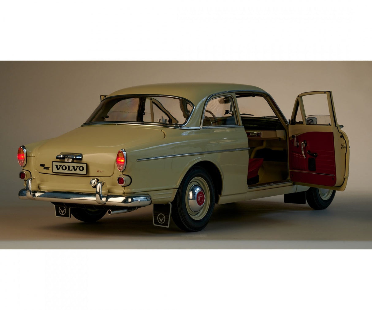 Ixo (Parent) Full Kit Volvo S122 Amazone 1/8 Scale Metal Kit