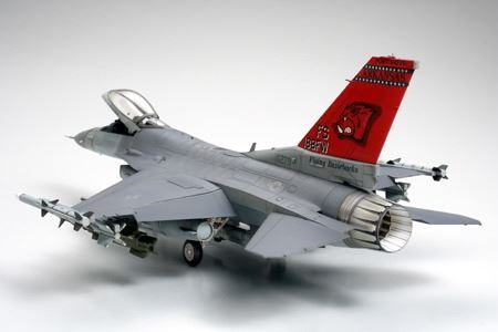 Tamiya F-16C (Black 25/32)