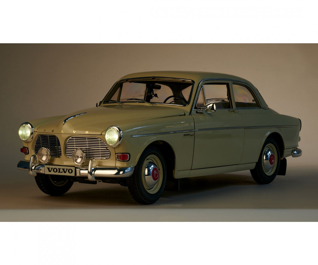 Ixo (Parent) Full Kit Volvo S122 Amazone 1/8 Scale Metal Kit