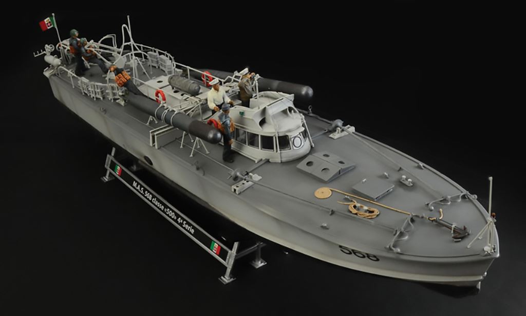 Italeri M.A.S. 568 4a Serie with crew